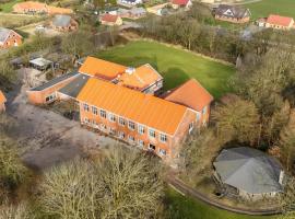 Exclusive Pool Houseconference Center With Gymnasium，位于Erslev的带热水浴缸的酒店