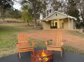 Farm Stay - 2 Bedroom cottage，位于Murphys Creek的酒店