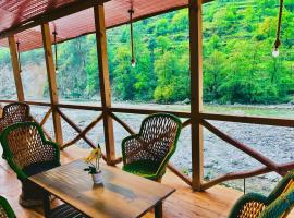 The Tirthan River View Retreat By Sneha Stays，位于吉布的酒店