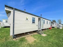 Lovely 6 Berth Caravan At Valley Farm Park In Essex Ref 46762V，位于Great Clacton的酒店
