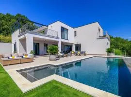 Villa Levant for 10 people near Opatija with jacuzzi & sea view