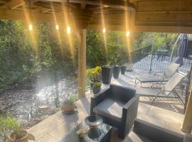 Riverside 2 Bedroom Townhouse with Car Charger，位于阿伯加文尼的酒店