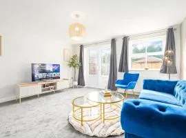 Luxury large home - Parking - Garden - Sleeps 6