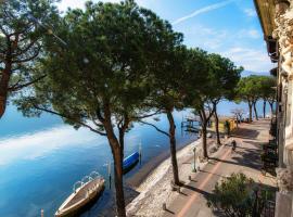 Gritti Palace Morcote - Stunning waterfront two-room flat offering breathtaking lake views - Papavero，位于莫尔科泰的酒店
