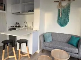 Apartment con bajada hacia el mar