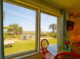 Unit 119 Direct Oceanfront Views 2br Heated Pool，位于可可比奇的酒店