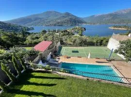 Villa con piscina, jacuzzi y basket junto al lago de El Burguillo