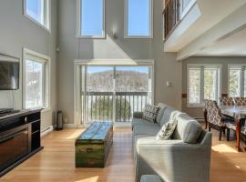 Cozy Lakefront Chalet Lac Lacasse，位于Mont-Blanc的酒店