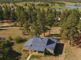BEAUTIFUL Rustic Modern Remodel IDEAL Location!!，位于帕戈萨斯普林斯的酒店