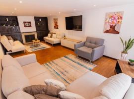 New York Style Boutique House - Exclusive Mansión with inside game room and premium área next to iconic Unicentro Shopping Mall，位于波哥大的酒店
