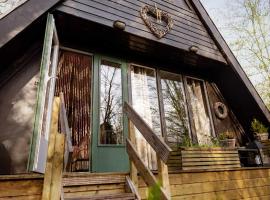 Het Hertenbos Chalet 136 - Bos- Groene Oase- Rustmoment- Zwembad，位于杜柏的度假村