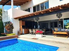 Hermosa y exclusiva casa en La Reserva en Ajijic，位于查帕拉的酒店