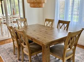 Elegant 3-Bedroom Condo in Lewes with Pond Views，位于The Plantations的分契式公寓