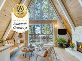2 Decks w Lake Glimpse Views Modern Luxe Cabin A-Frame Retreat by AvantStay，位于箭头湖的酒店