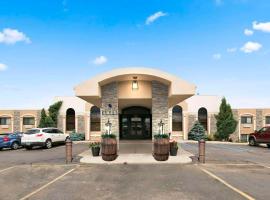 Revel Hotel Minot - SureStay Collection by Best Western，位于迈诺特的酒店