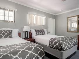 Warm Private Room in Detroit for Up to 4 w WiFi，位于Woodhaven的酒店
