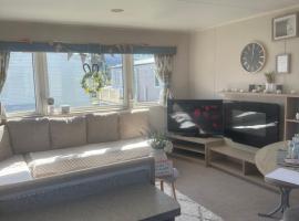 The Aurora van at Presthaven sands holiday park and beach resort in North Wales- 8 berth，位于普利斯坦丁的度假园