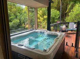 ELEVATA VILLA Luxe Spa Jacuzzi - Wood Fire - Claw Bath - Pet Friendly，位于蒙特维尔的酒店