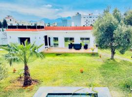 Central Villa with Pool Garden 5km Sea Cabo，位于得土安的酒店
