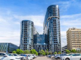 Modern Chic 1-Bedroom Apartment with Parking，位于Phillip的酒店