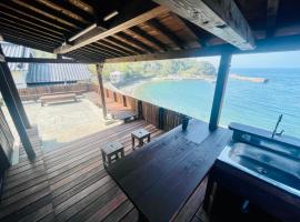 オーシャンフロントで夕日眺めながら海水浴とバーベキュー出来る1日1組の貸し切り絶景宿トリノウタ，位于Otsuki的酒店