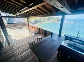 オーシャンフロントで夕日眺めながら海水浴とバーベキュー出来る1日1組の貸し切り絶景宿トリノウタ