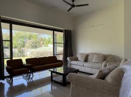 BKs Villa Plumeria Holiday Home in Kensville Golf，位于艾哈迈达巴德的酒店
