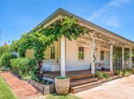 Luxury Hinterland Cottage - Hot Tub - Pet Friendly，位于克伦司的酒店