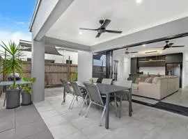 Manoora Haus - Industrial Oasis near Parks & Beach