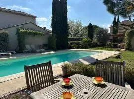 Villa Nicole avec piscine & jardin privés, parking dans le cœur du Luberon, proche Gordes, Roussillon, Goult, Bonnieux