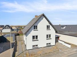 Lovely Holiday Home Close To The Water，位于曲博伦的酒店