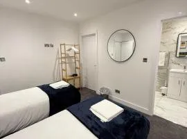 Spacious 4 Bed 4 Bath Stay with Free Parking
