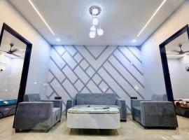 Urban Retreat Farmstays，位于Bahādurgarh的酒店