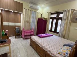 ROYALS By TETRI SADAN ALUXE STAY，位于Begusarai的酒店