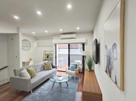 Luxury Beachside Townhouse - Walk to Beach - Private Rooftop Terrace，位于墨尔本的酒店