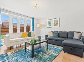 Stylish 4 Bedroom House in St Neots w Free Parking