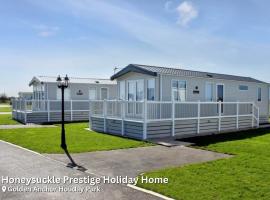 Golden Anchor Holiday Park，位于查珀尔圣伦纳兹的酒店