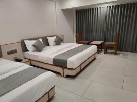 Hotel Kozar，位于艾哈迈达巴德萨达尔·瓦拉巴伊·帕特尔国际机场 - AMD附近的酒店