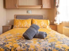 24 Woolacombe Heights - 3 Bed - Sleeps 6 - TJS24WH，位于伊尔弗勒科姆的山林小屋