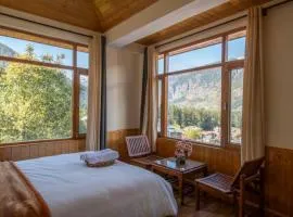 A BUDGET URBA- MONK Near Temple - Restaurant and Wi-Fi Facilities -FAMILY HOTEL IN MANALI