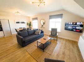 Luxury Penthouse Apartment overlooking Main Beach，位于班多伦的酒店