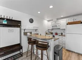 Happy Hideaway - Aspen Village Condo w seasonal pool, close to lake, park, golf, and downtown