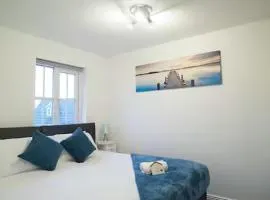 5 Bedrooms, Sleeps 10, Free Parking, Near NEC & Airport, Contractors
