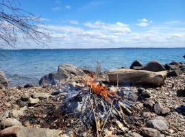 Unique waterfront house with private beach，位于加纳诺克的海滩酒店