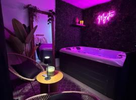 Love Room - Le Mystic，位于Saint-Symphorien的酒店