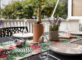 Tropicana Beachside Stay in Vouliagmeni，位于雅典的酒店