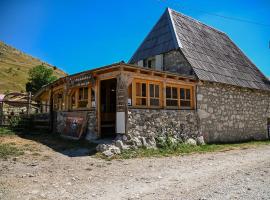 Family Apartment Na krovu svijeta，位于Gornji Lukomir的酒店