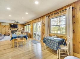 Beautiful Chetek Home with Prairie Lake Access!，位于Chetek的酒店