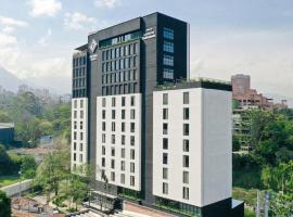 Faranda Collection Medellin, a Member of Radisson Individuals，位于麦德林的带按摩浴缸的酒店