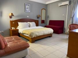 Hotel Peninsule Bonamoussadi Douala，位于杜阿拉的酒店